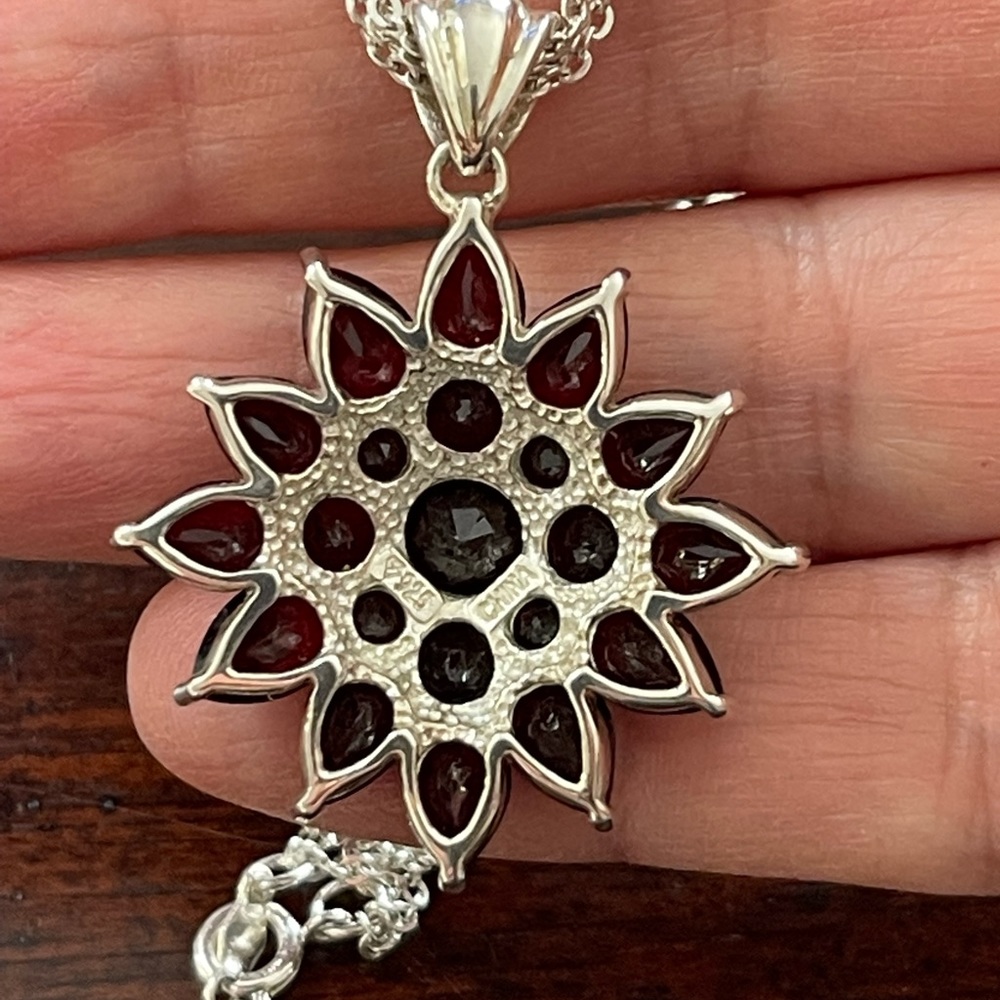 Natural garnet sunburst solid sterling silver pendant & 3 strand chain - Picture 9 of 11